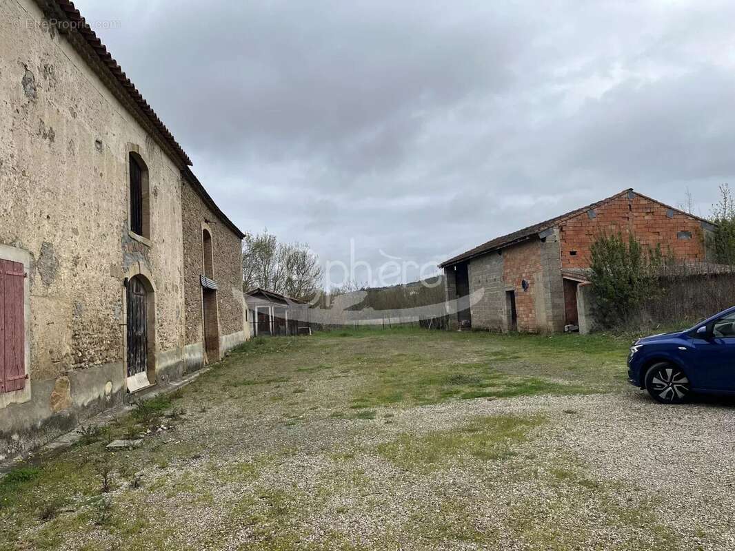 corps de ferme sur plus de 3000m² de terrain - photo 3