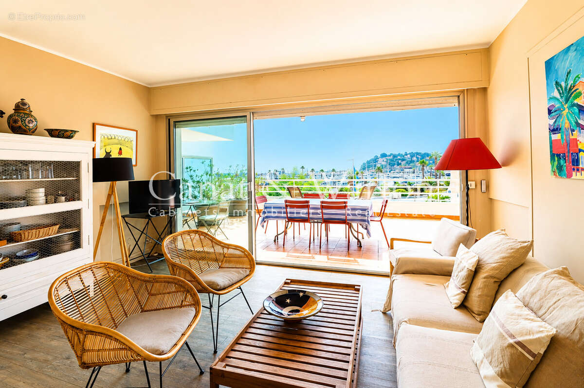 Front de mer à cavalaire: t 2 avec une vue panoramique & grande terrasse - photo 2