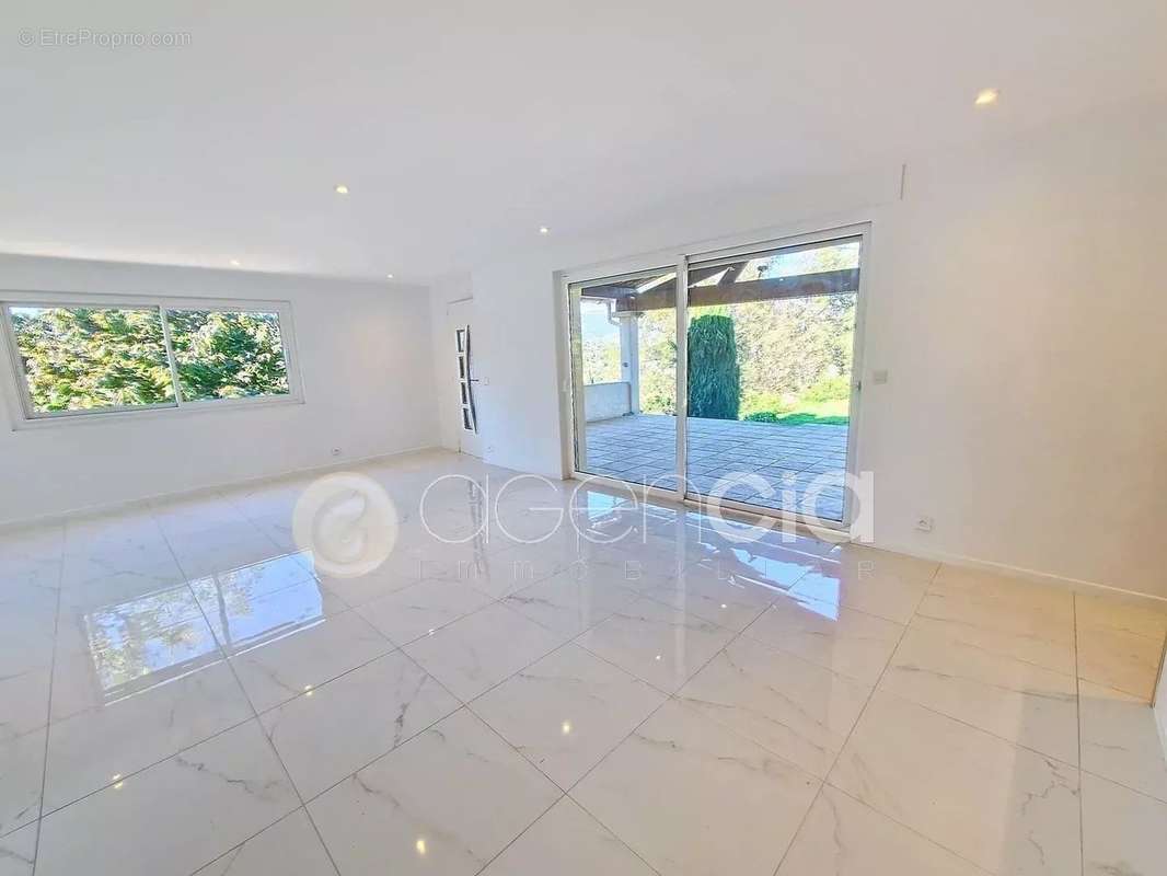 Appartement à VALBONNE