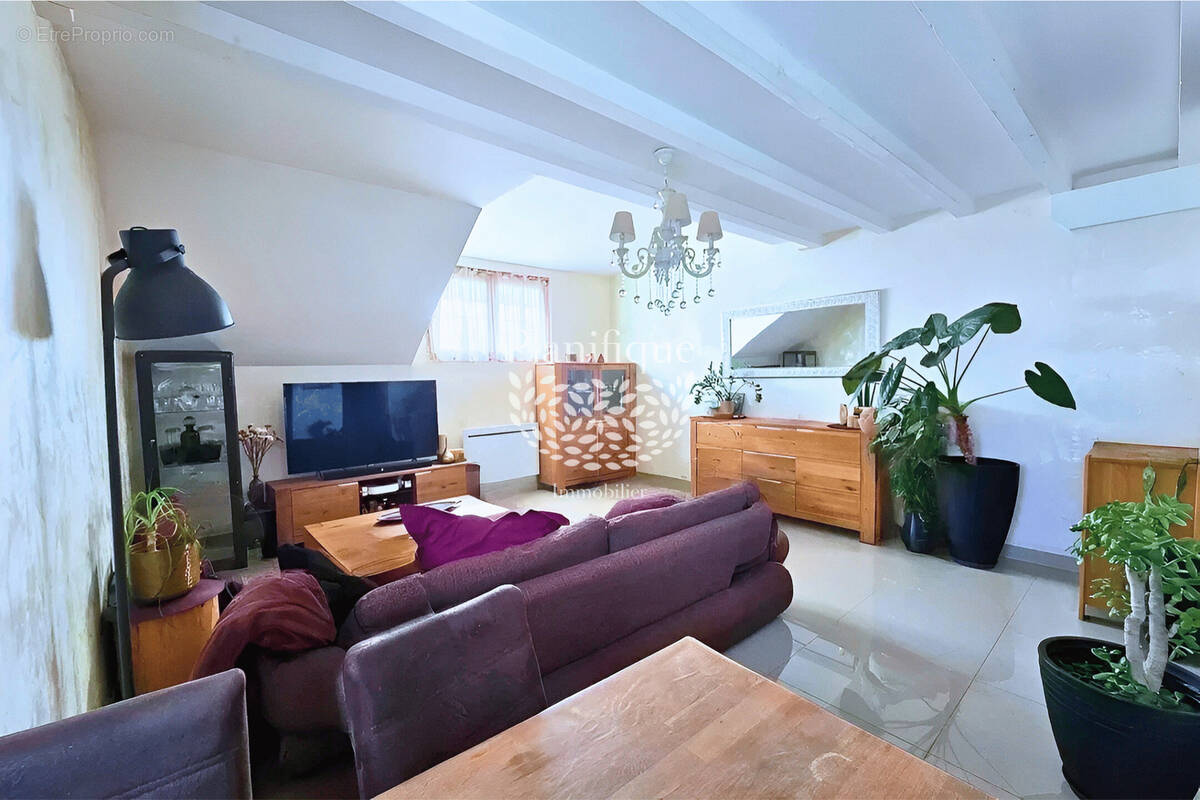 Appartement à PERON