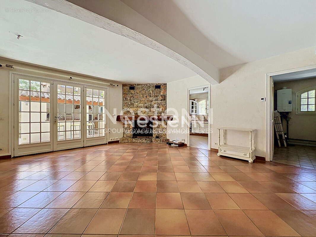 Golfe-Juan - Maison 5P 126 m² + Appartement indépendant 3P 98 m² - Terrain 1 480 m² - Sous-sol 70 m² - Parkings - Proche mer - photo 5