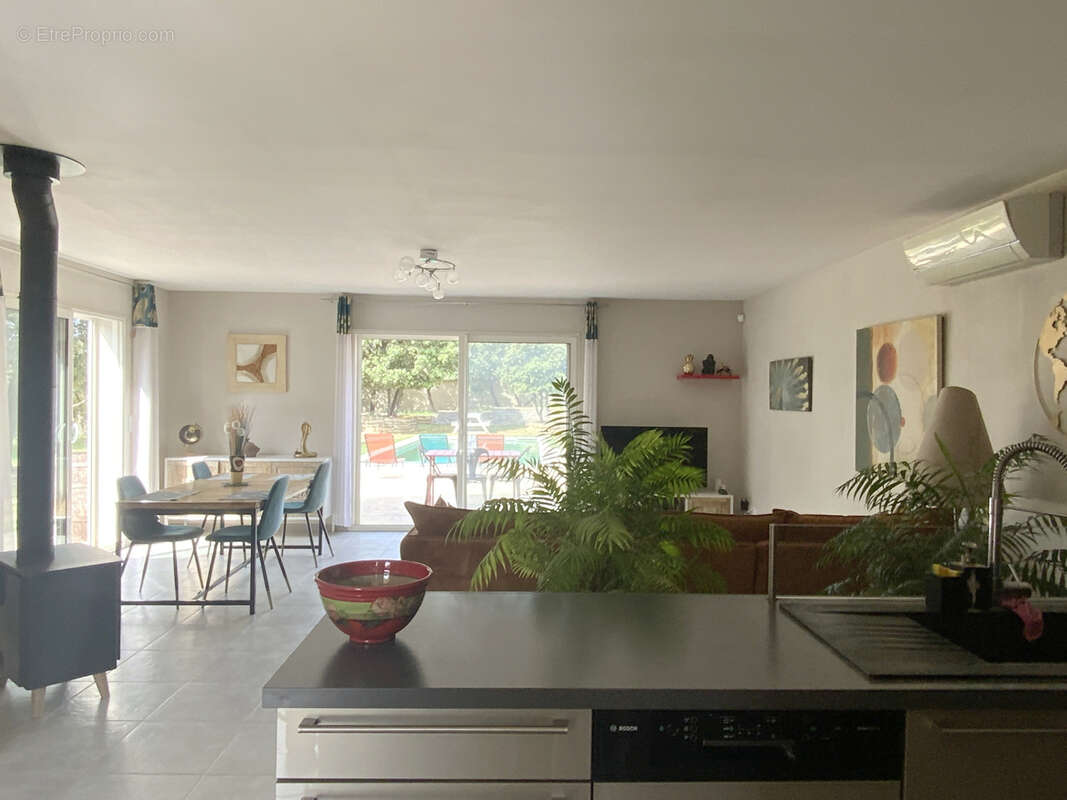 Villa de plain pied sur beau terrain arboré avec piscine. - photo 3
