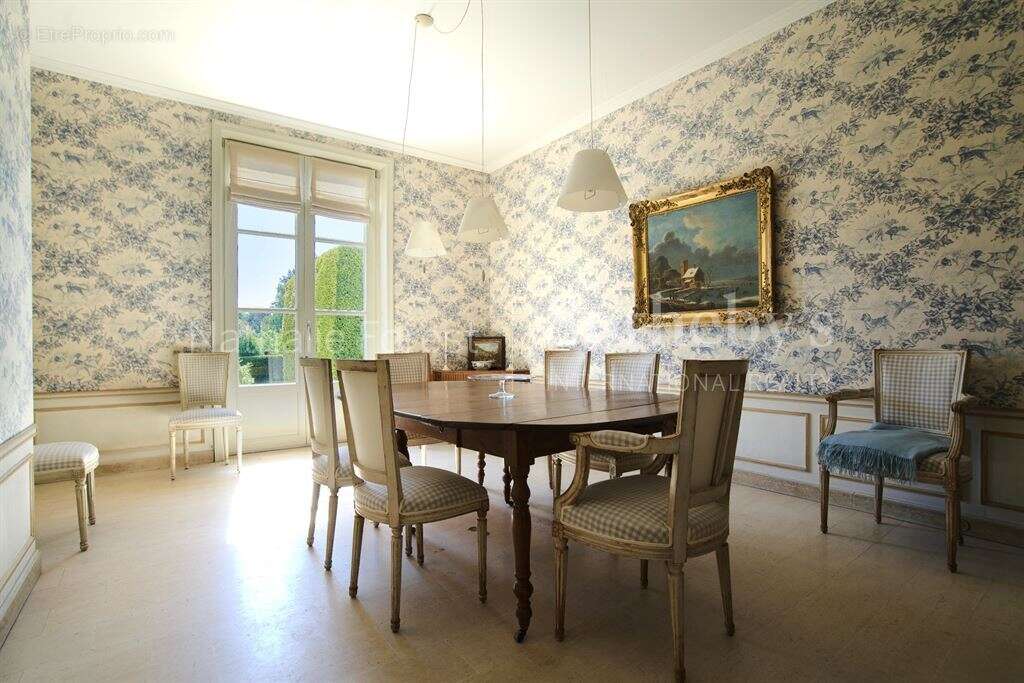 En Exclusivité, Croix résidentiel , élégante maison Maillard , 6 ch, bureau , érigée sur 2159 m2 de - photo 4