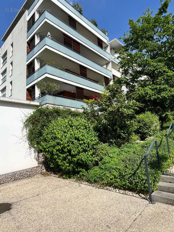 Garage en sous-sol sécurisé dans résidence récente - photo 2