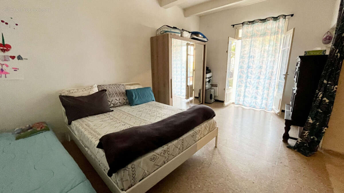 Appartement à ENTRAIGUES-SUR-LA-SORGUE