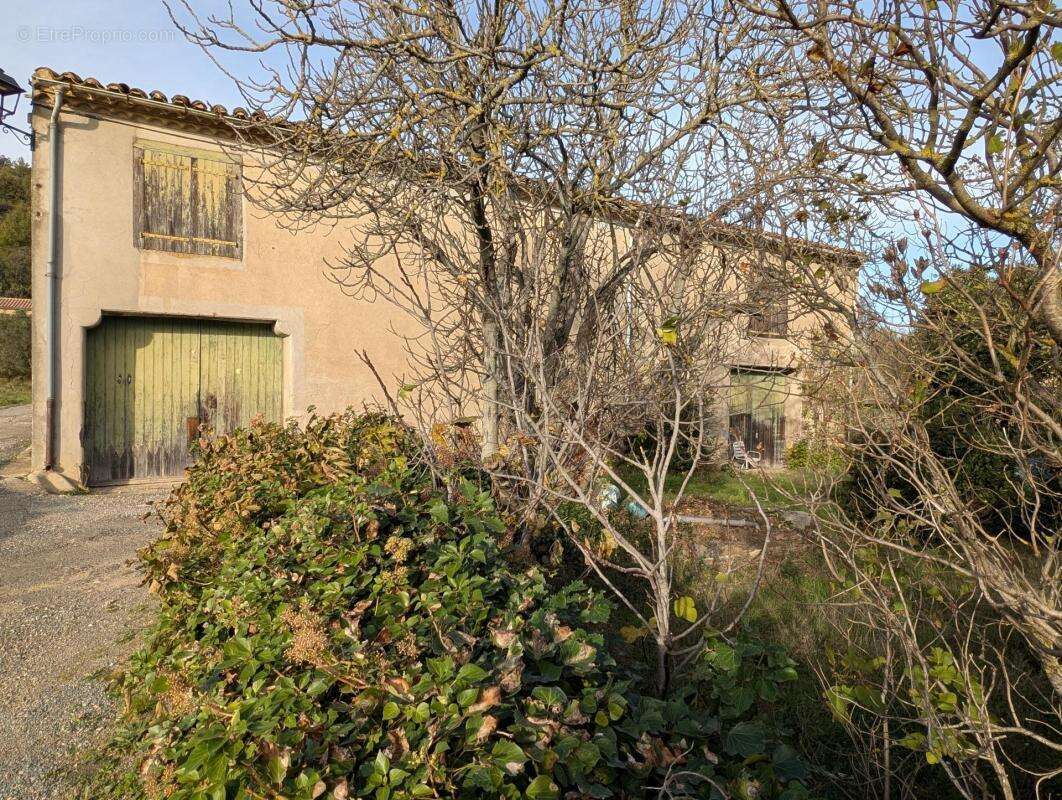 Parking à RIEUX-EN-VAL