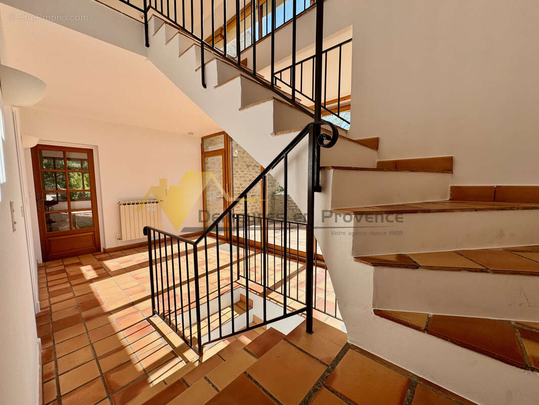 À vendre   Villa de caractère avec vue dominante, piscine et 4 chambres - photo 15