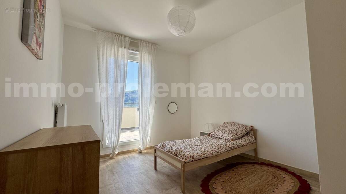 Appartement_T4_Ambilly_belle_superficie_prox_frontière_Suisse_tram_Ceva_direction_Genève_Secteur_calme_Verdoyant_Frontaliers_Cuisine_séjour_chambre_1_