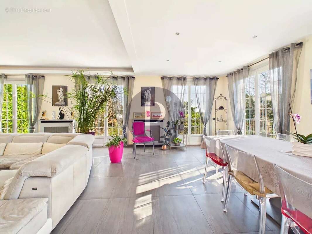 Maison à VERRIERES-LE-BUISSON