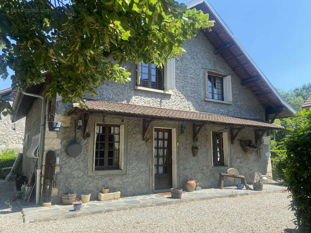 Maison de caractère avec dépendances sur un terrain paysagé de 1 146 m2 - photo 2