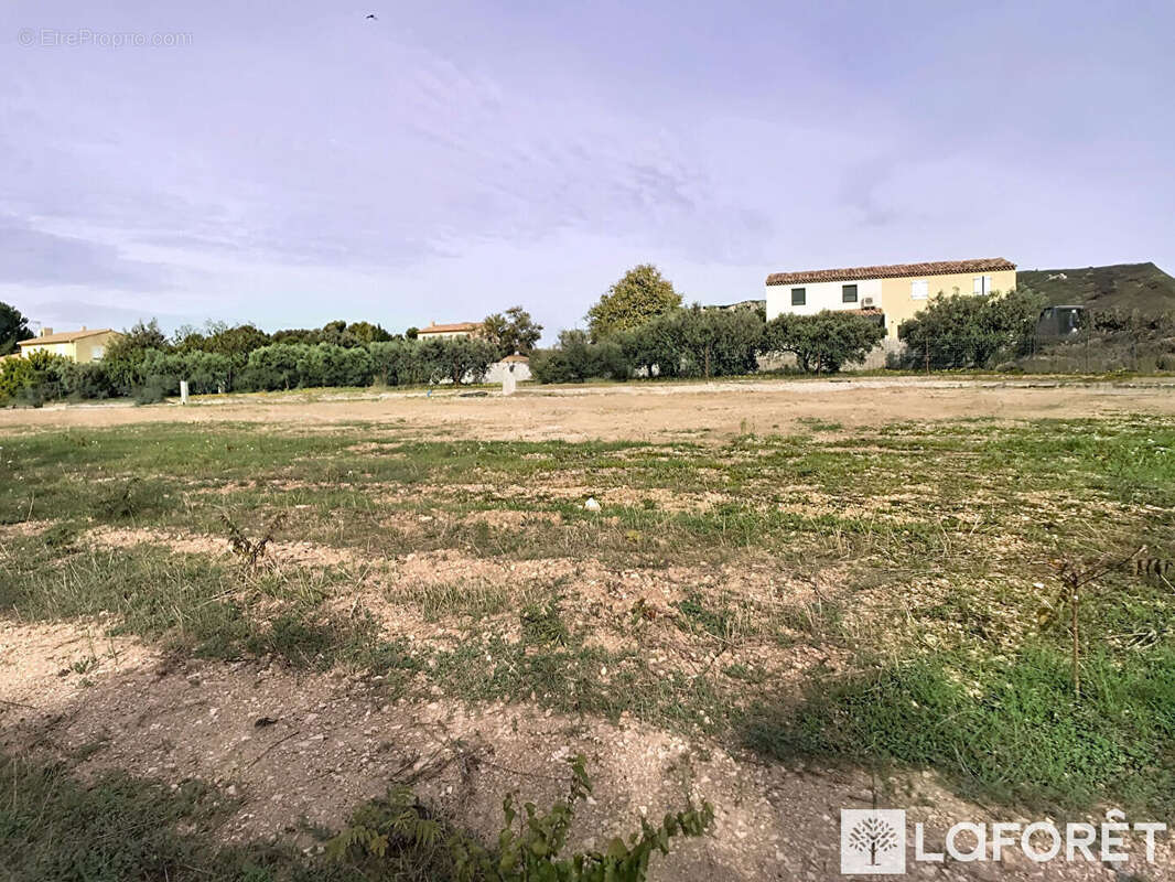 Terrain à LA FARE-LES-OLIVIERS