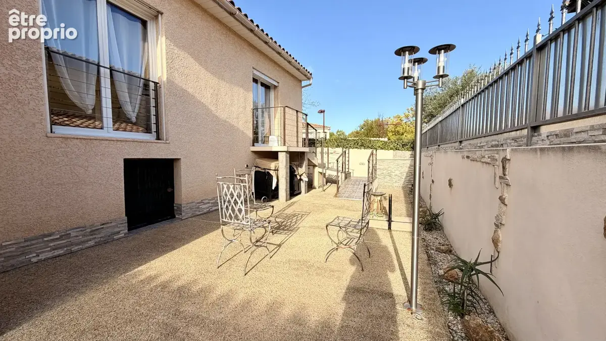 Villa indépendante de 161m2, 2 garages , avec un beau potentiel, à 5 minutes du Lac du Salagou ! - photo 4