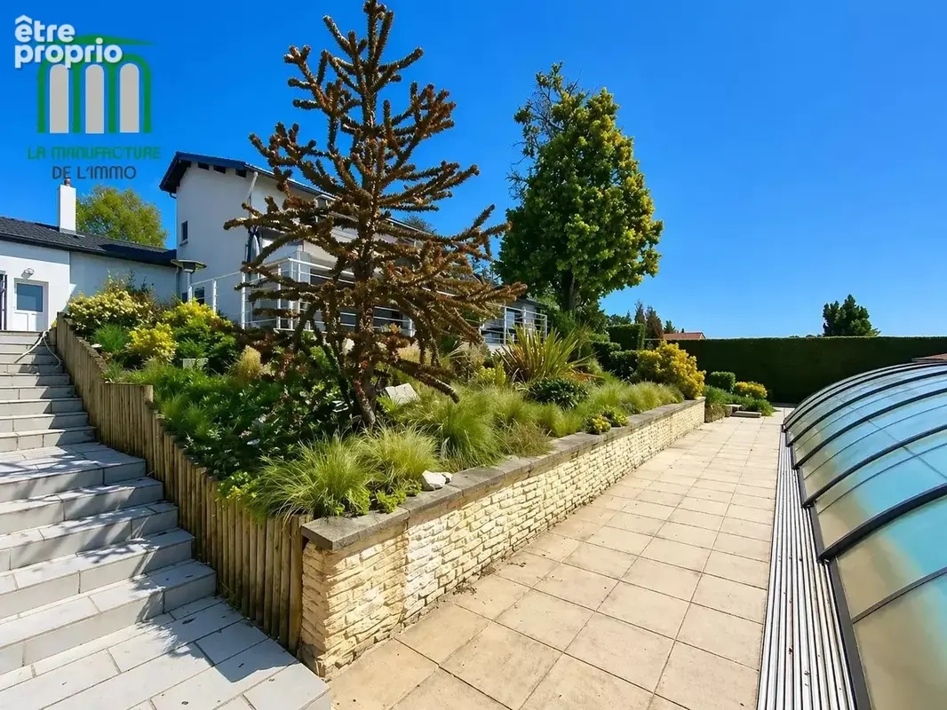 villa d'exception avec piscine et dépendances / saint-genest lerpt golf - photo 17