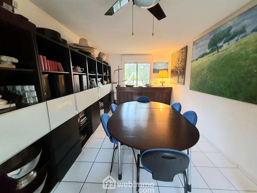 Un espace salle à manger très lumineux...
