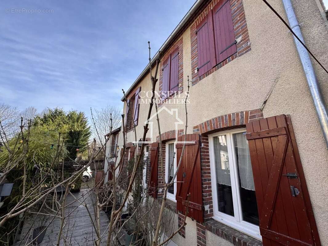 Maison à SAINT-JULIEN-DU-SAULT