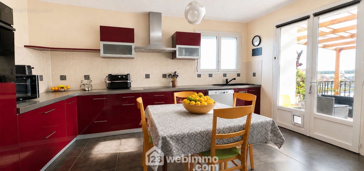 Belle cuisine aménagée et équipée, avec accès direct à une agréable terrasse idéale pour les repas en extérieur durant les beaux jours.