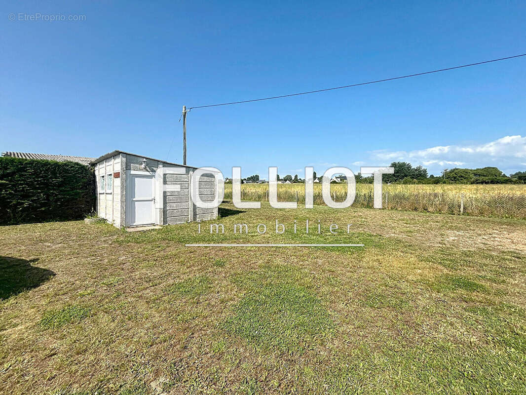 Terrain à BRICQUEVILLE-SUR-MER