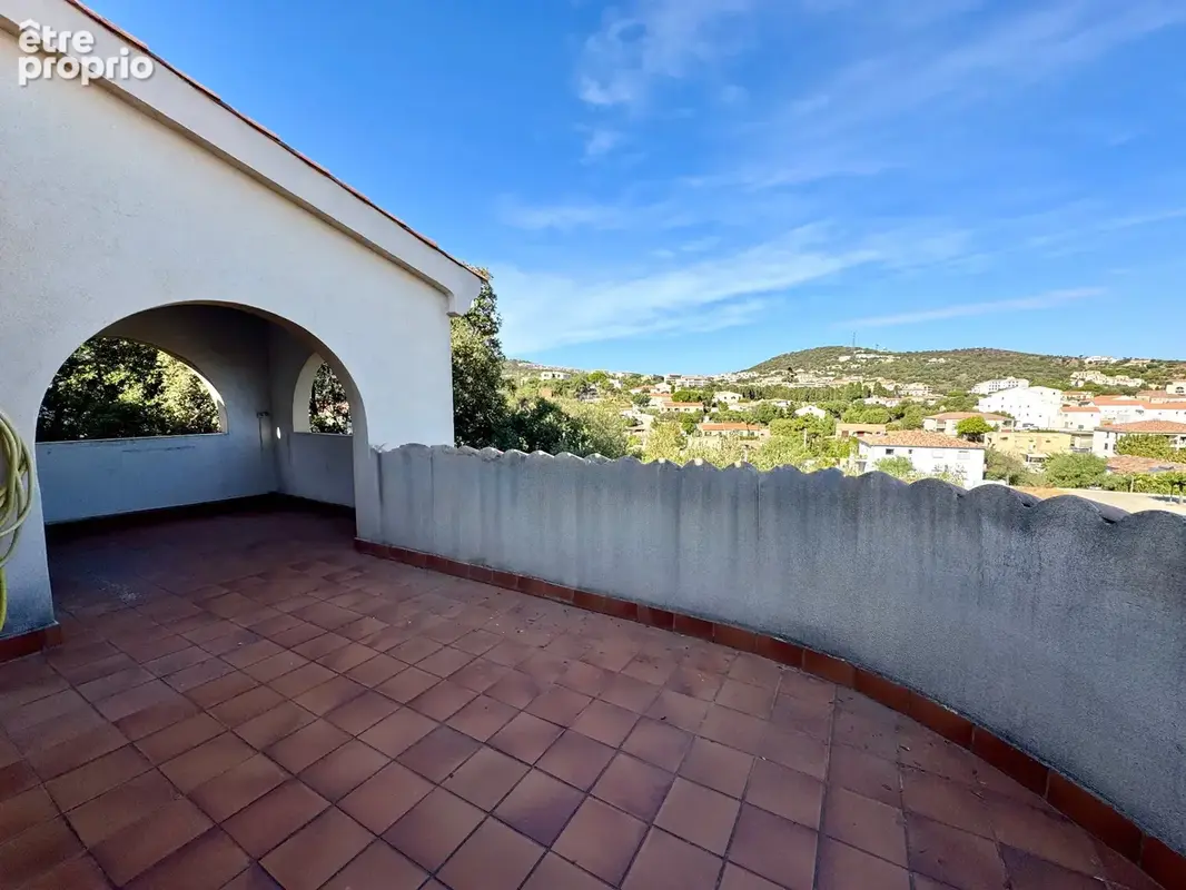 L’Île-Rousse – Maison 5 pièces, 3 niveaux avec terrasses, jardin et vastes garages – Centre ville et plage à pied - photo 3