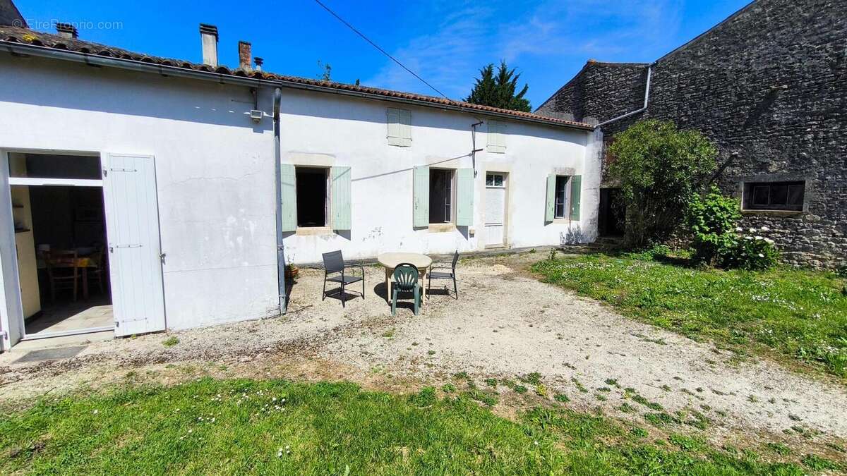 Maison 125 m² à Lozay  - photo 2