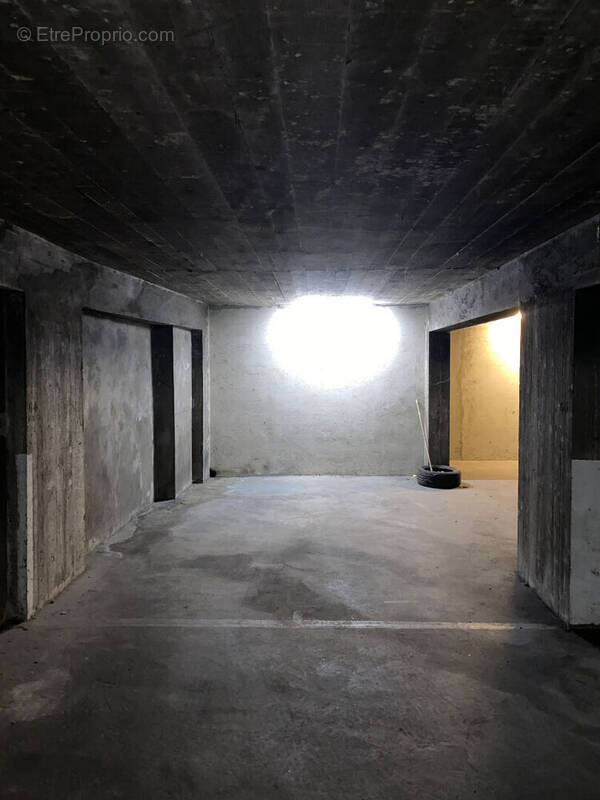 Parking à PARIS-20E