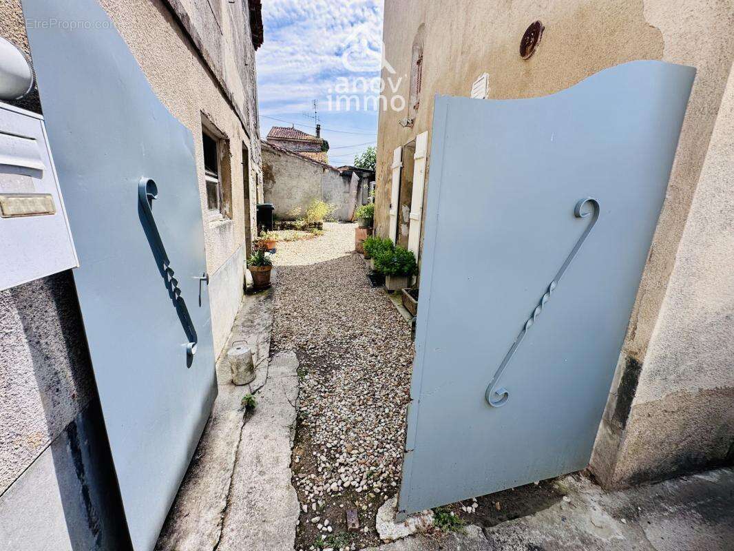 Maison de village 102 m2   2 chambres   Cour   Dépendance am - photo 20