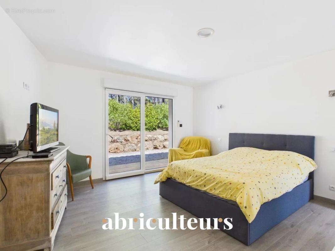 Maison à BAGNOLS-EN-FORET