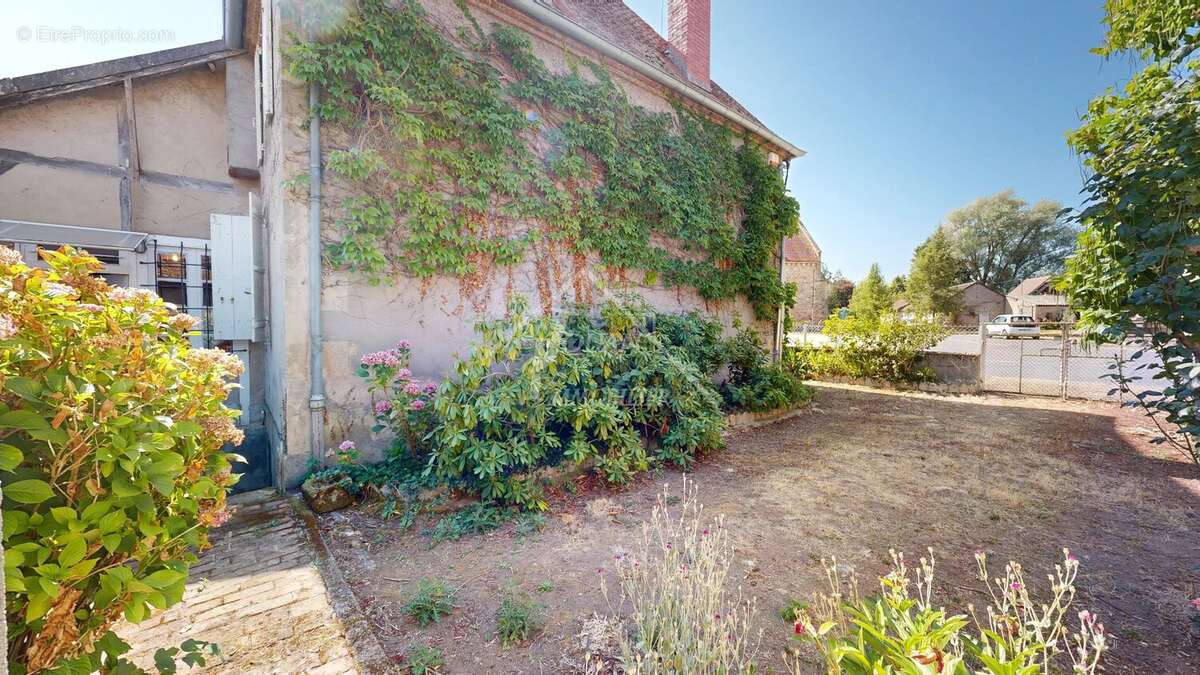 Ancienne maison de maître Bourbonnaise – 280 m² habitables avec dépendances et verger SAINT-HILAIRE - photo 15