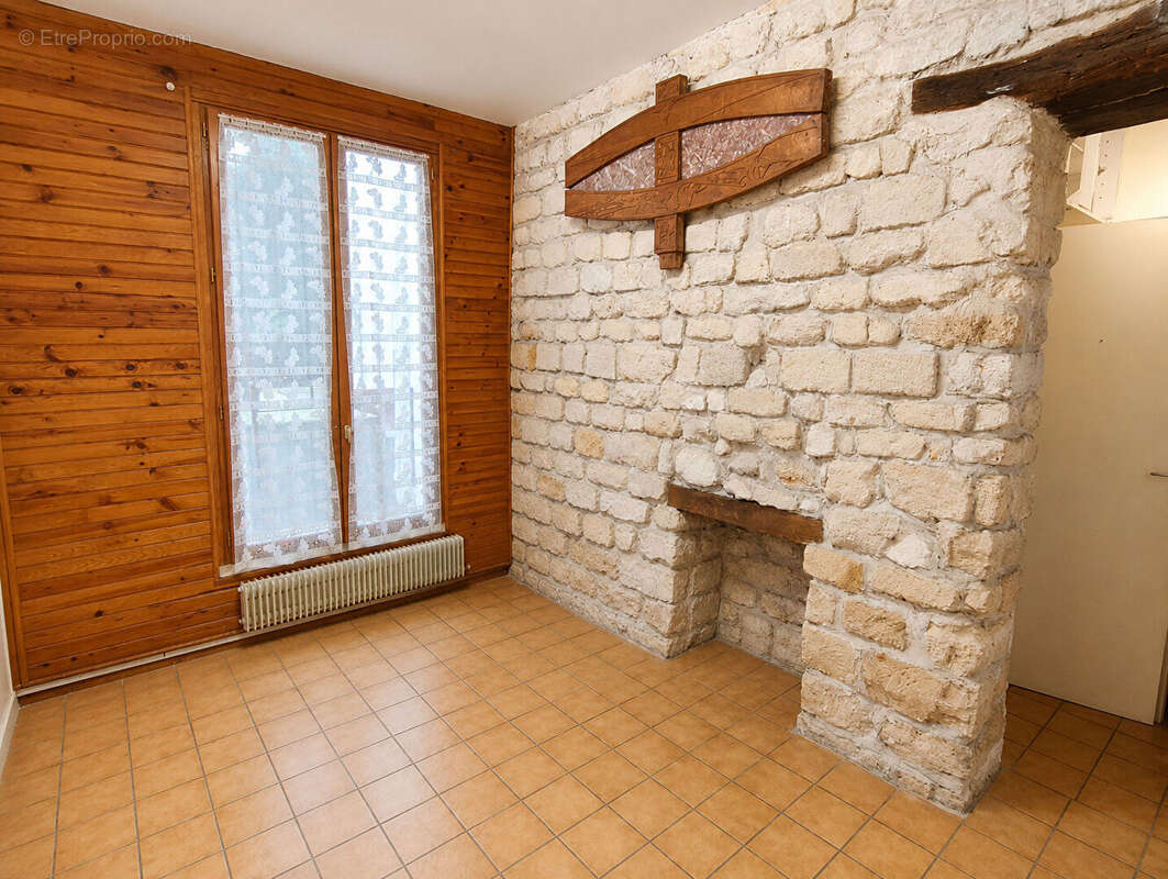 Local / Appartement 49m² + 18m² en souplex place des Abbesses - photo 4