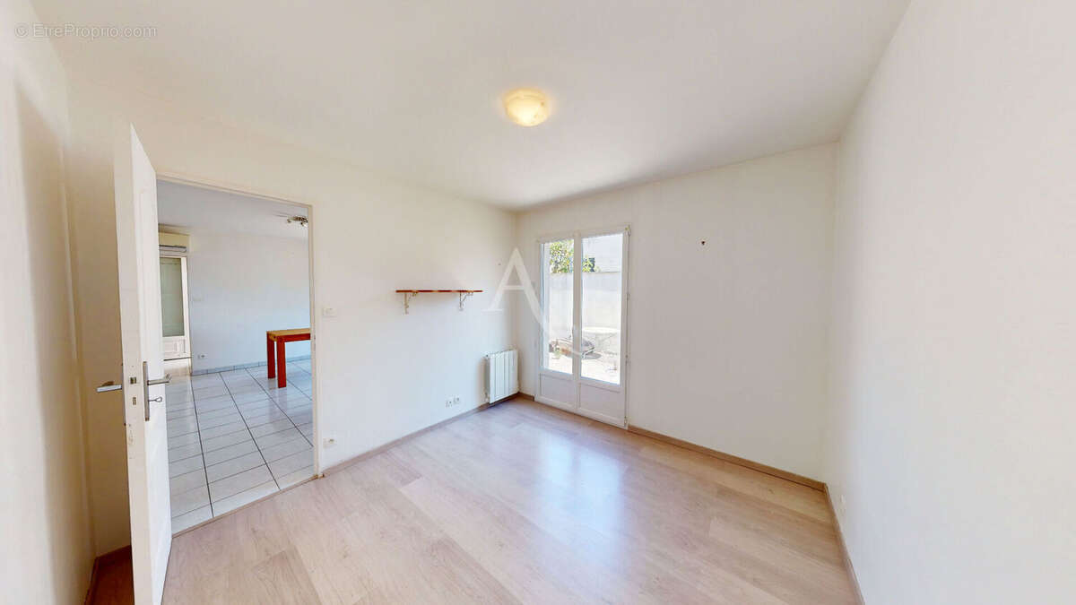 Maison de plain-pied à vendre à Saint-Jean-de-Braye, 2 chambres, garage, panneaux solaires et climatisation - photo 5