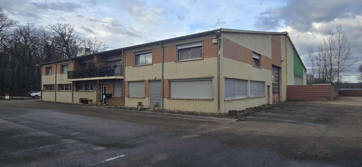 Photo 2 - Commerce à GENEUILLE