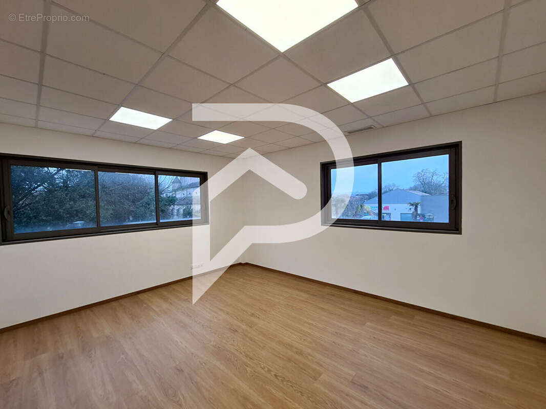 Local de 148 m² aménagé en bureaux centre Orthez - photo 2