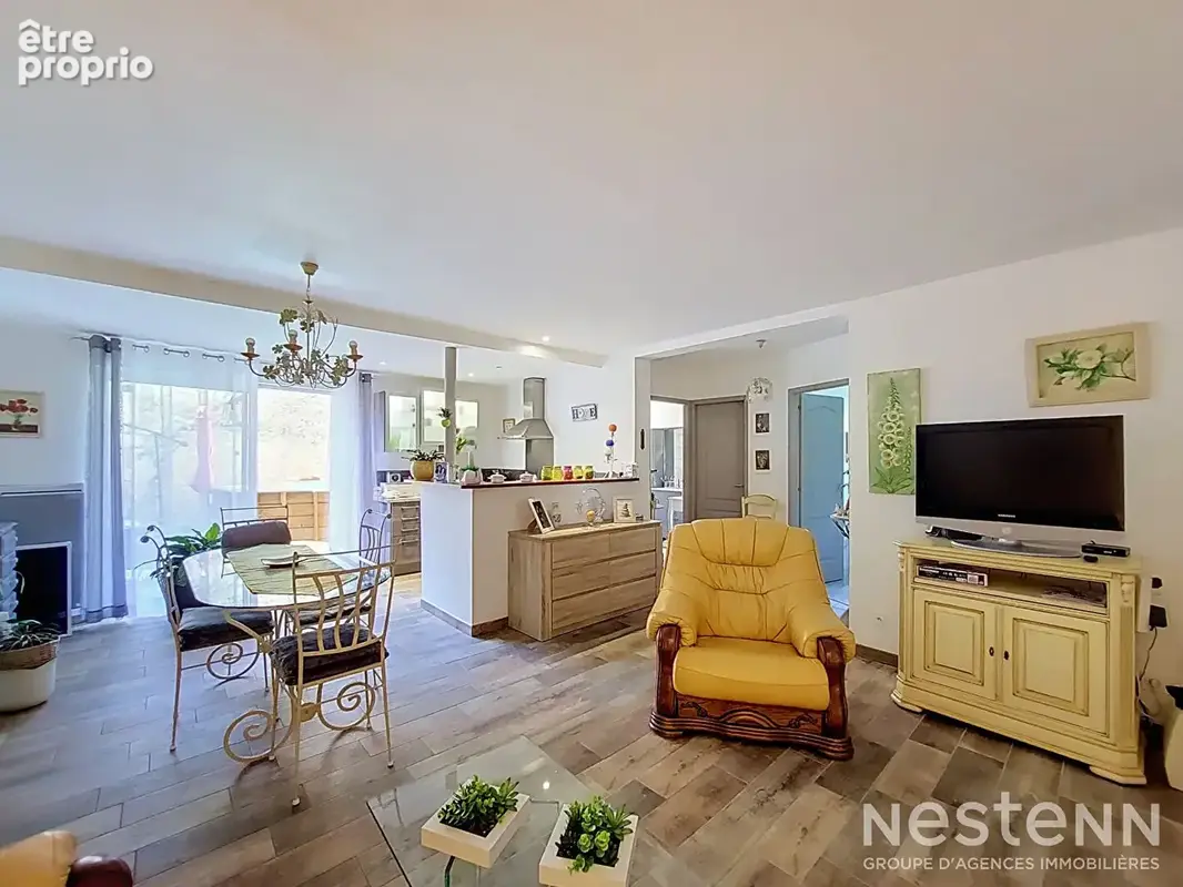 À vendre Maison de village en pierre de 216 m² avec deux appartements, cour, et garages - photo 22