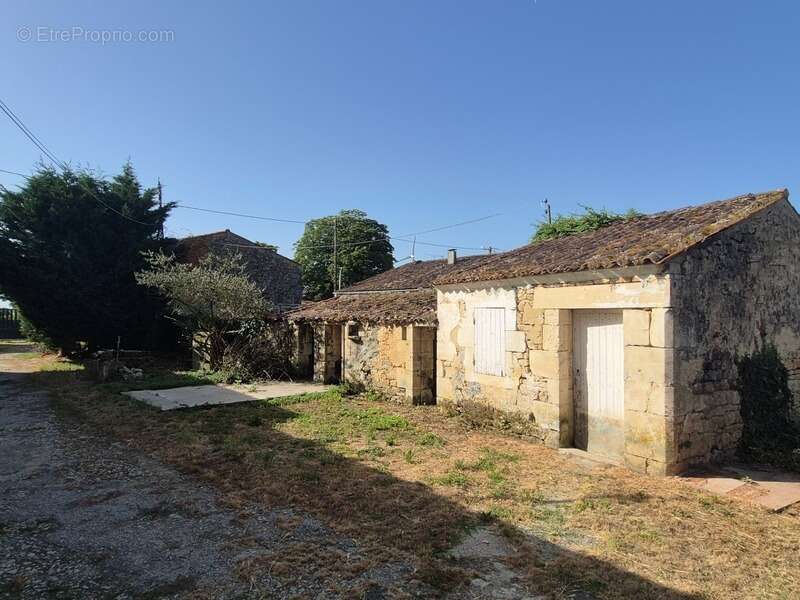 Maison charentaise à rénover avec nombreuses dépendances – Archingeay 17380 - photo 4
