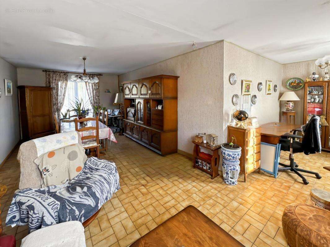 Maison à LEGUILLAC-DE-L'AUCHE