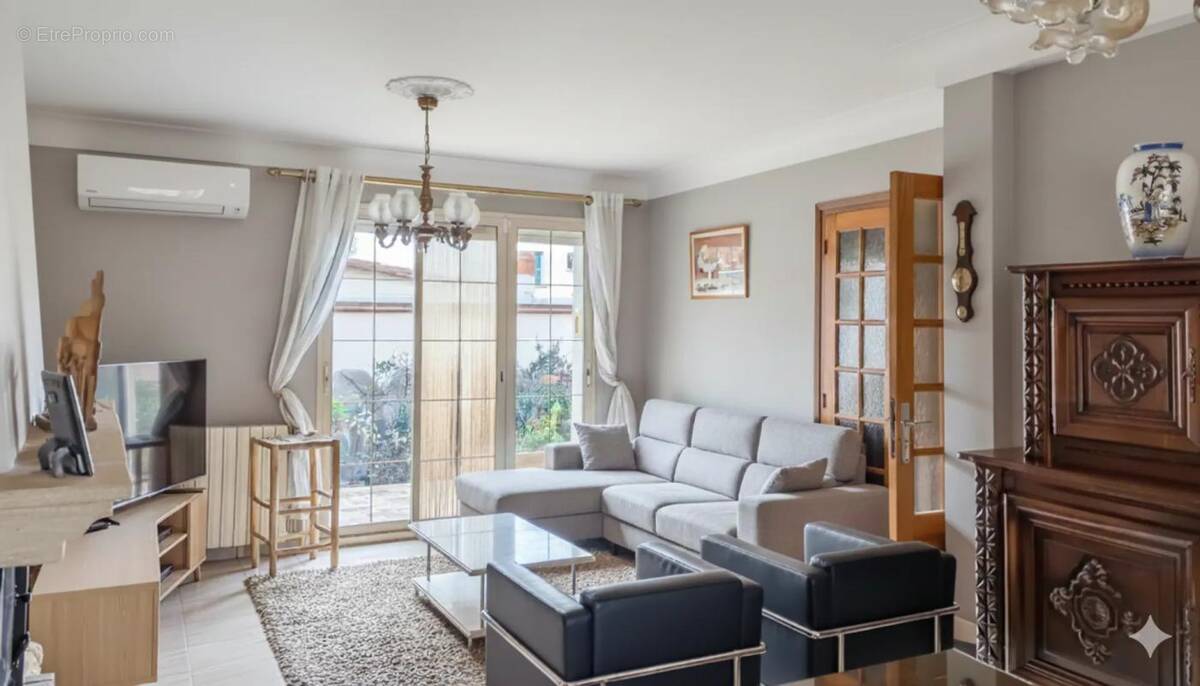 Maison à SAINT-LAURENT-DE-LA-SALANQUE