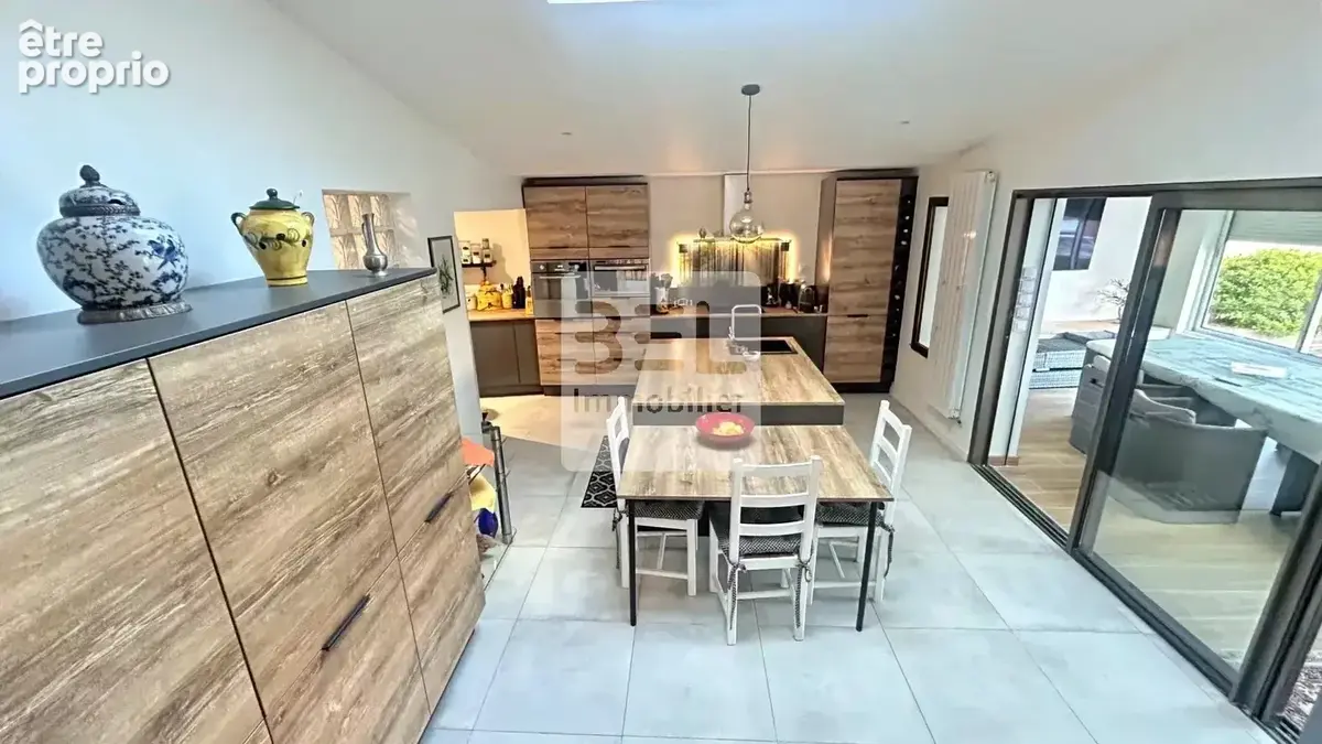 Villa de plain pied avec piscine et dépendances - photo 6