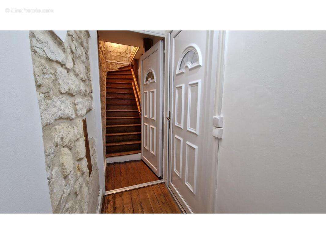 Appartement à FLEURINES