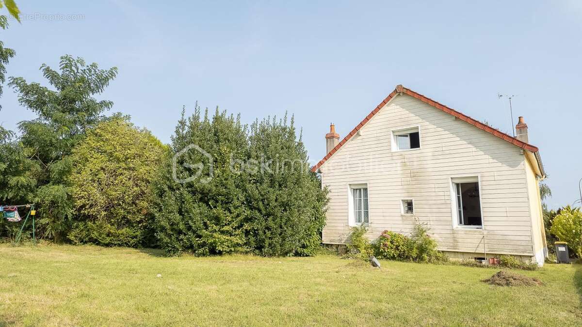 Charmante maison de caractère avec son agréable terrain, sa grande cave (et chaufferie) dans un quartier prisé et recherché de l - photo 6