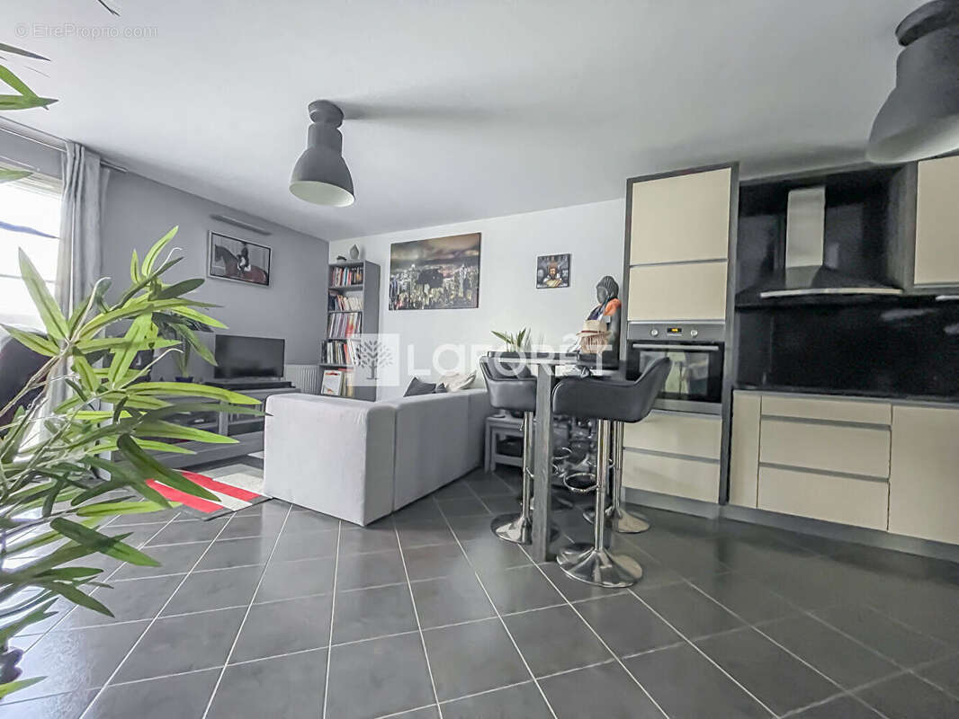 EXCLUSIVITÉ - T3 60m² avec ascenseur et  parking privé - Proche Mandres les Roses - photo 3