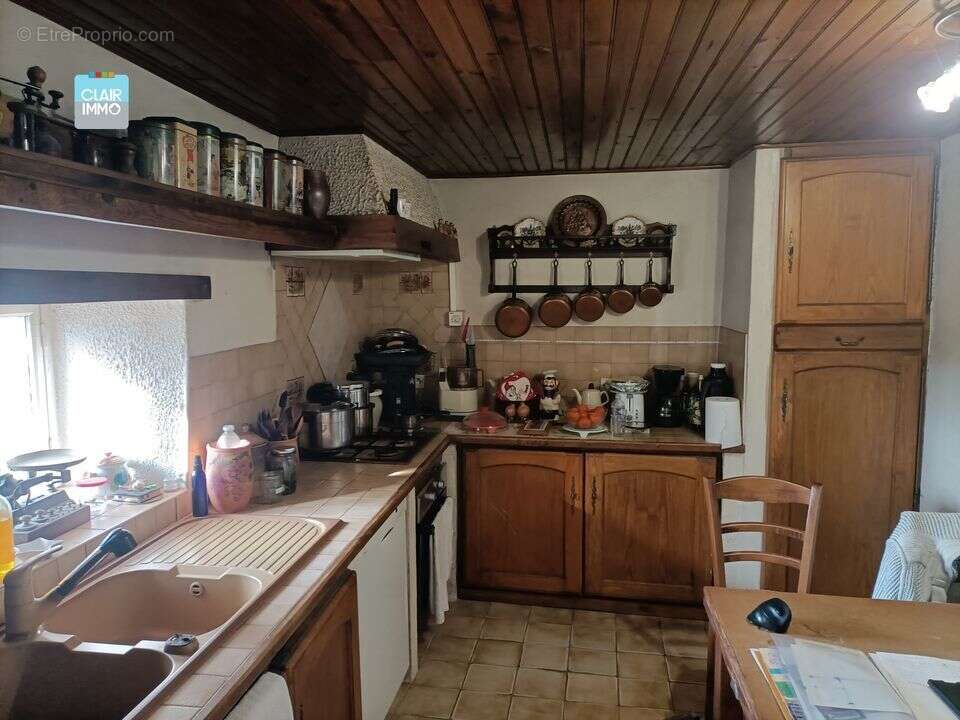 A BIZIAT PROCHE MACON ET BOURG-EN-BRESSE FERME 5 PIECES SUR - Maison à BIZIAT