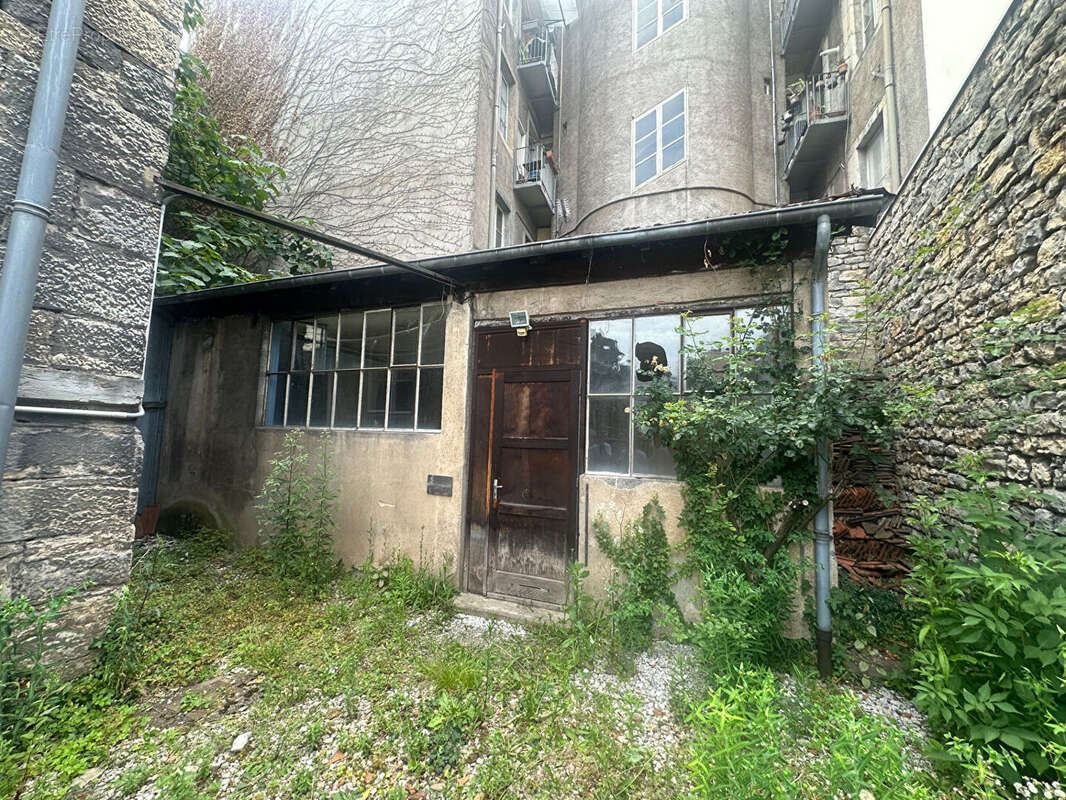 Ancien atelier à réinventer ? Surface brute au calme, en plein coeur de la rue des Granges à Besançon - photo 4