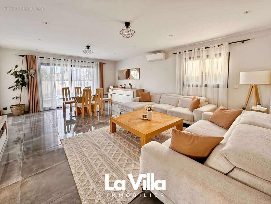 Maison à ENTRAIGUES-SUR-LA-SORGUE