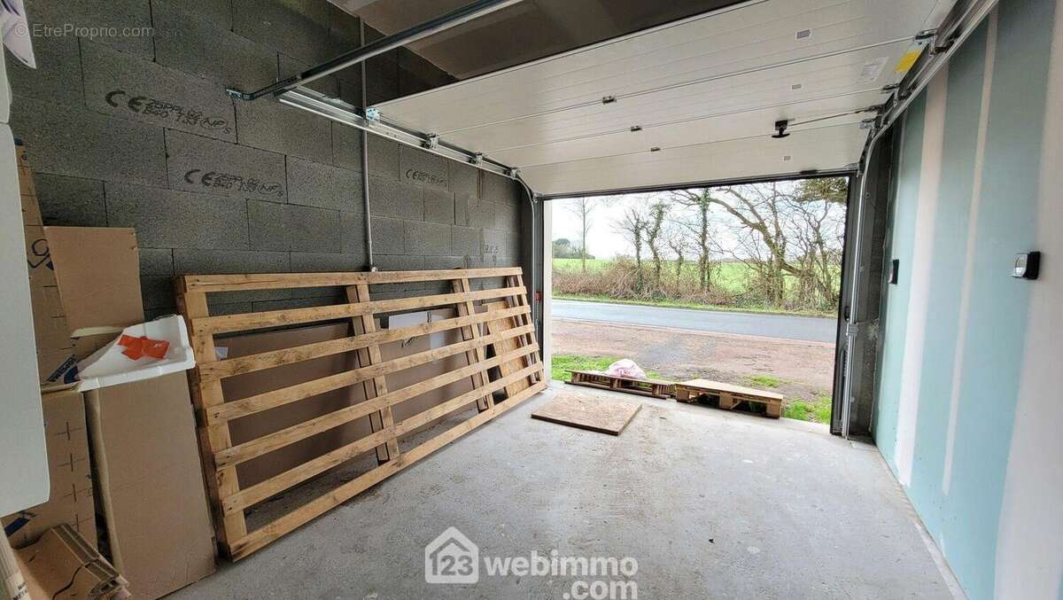 Un garage idéal pour les vélos ou motos - Maison à LA JONCHERE