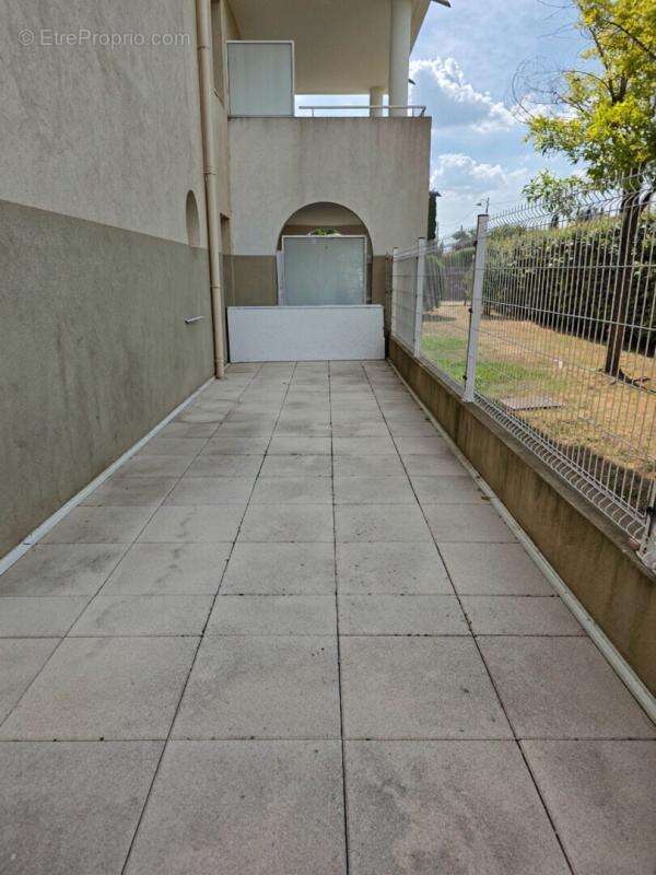 BRIGNOLES Appartement T3  avec grande terrasse et parkings - photo 4