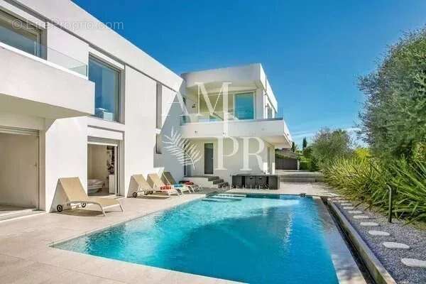 Sur les hauteurs de Cannes cette villa vue mer de 265m2 - photo 21