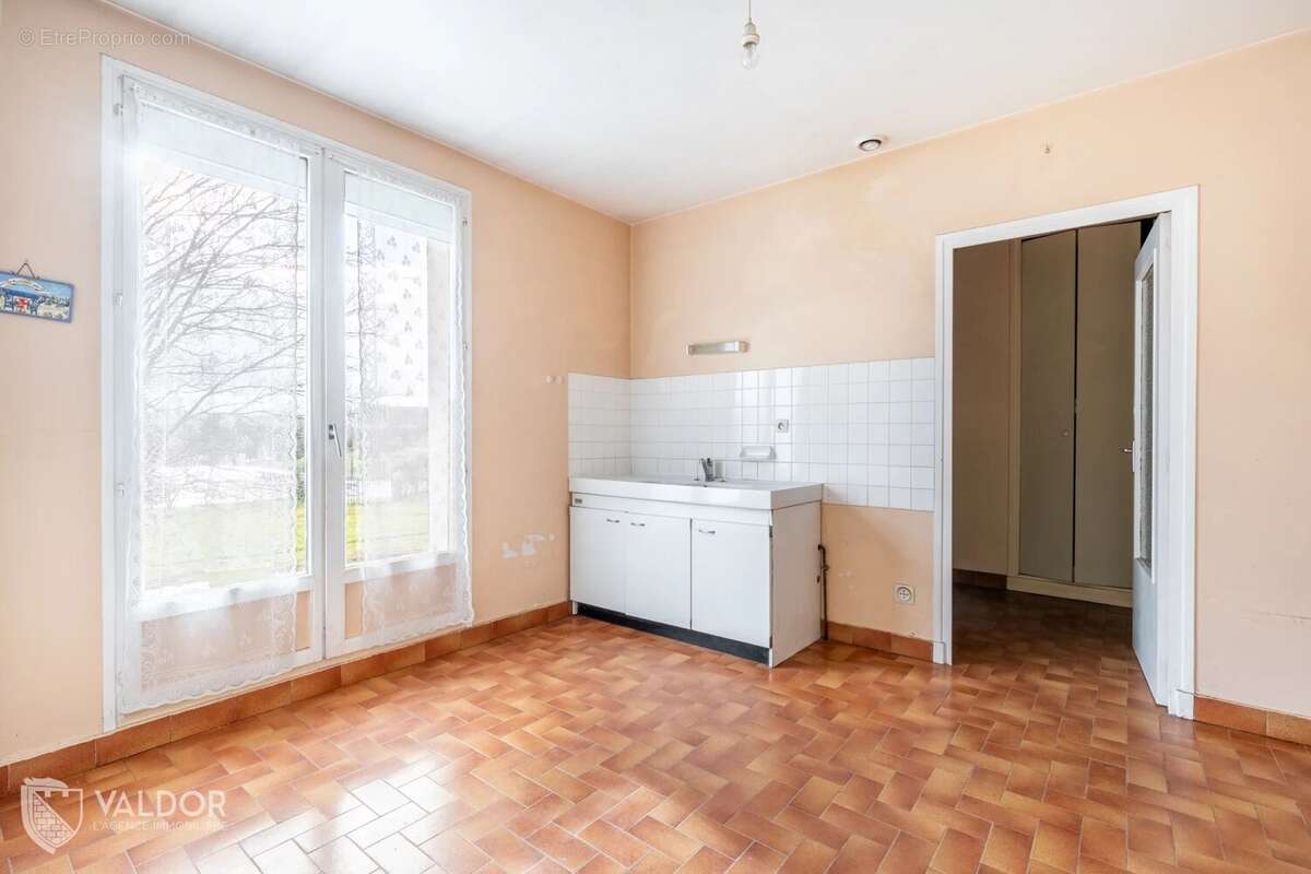 Maison à LA TOUR-DE-SALVAGNY