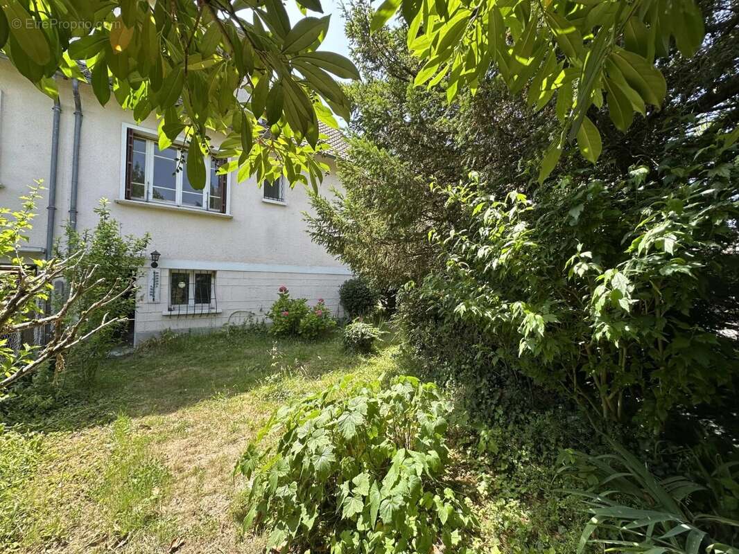 Maison à LE MESNIL-SAINT-DENIS