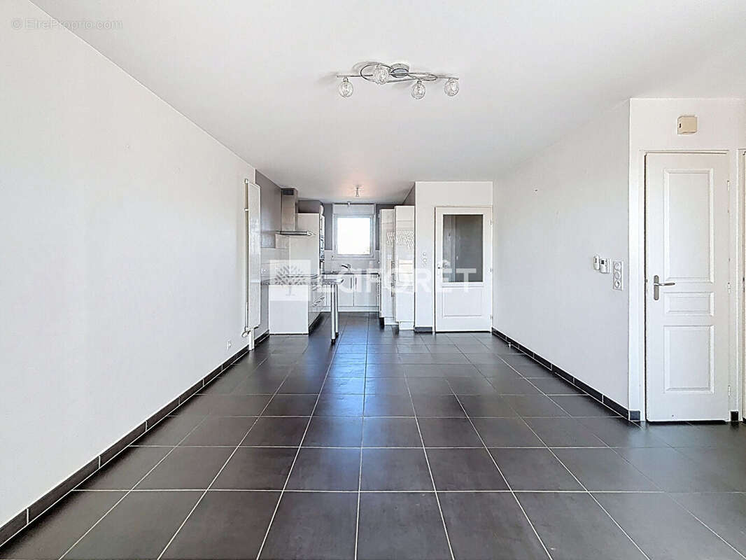 Appartement à SAINT-DENIS-LES-BOURG