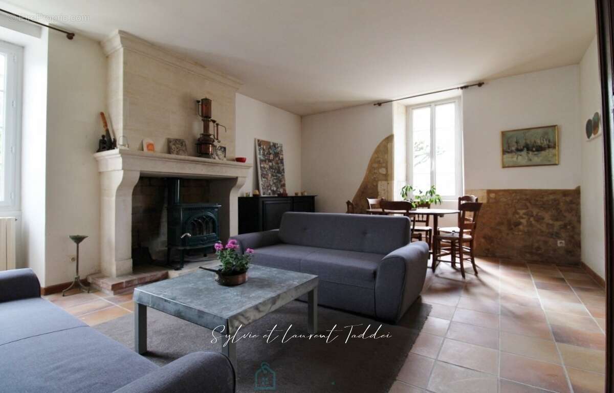 Maison à BARBEZIEUX-SAINT-HILAIRE