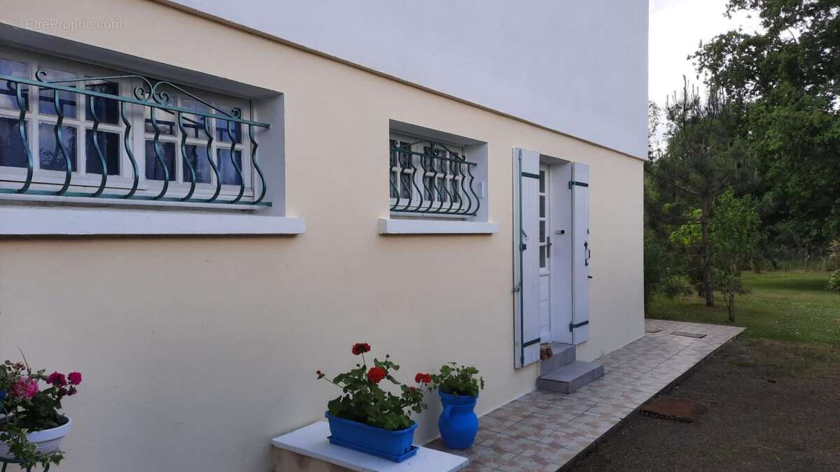 Maison à MONTENDRE